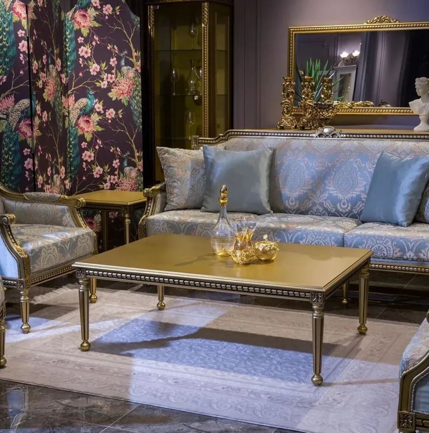 Casa Padrino Luxus Barock Wohnzimmer Set Hellblau / Gold - 2 Barock Sofas & 2 Barock Sessel & 1 Barock Couchtisch - Wohnzimmer Möbel im Barockstil - Barock Möbel - Barock Einrichtung