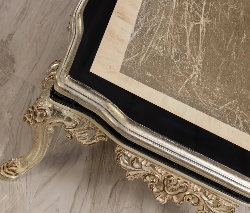 Casa Padrino Luxus Barock Wohnzimmer Set Weiß / Creme / Schwarz / Antik Gold - 2 Barock Sofas & 2 Barock Sessel & 1 Barock Couchtisch - Luxus Wohnzimmer Möbel im Barockstil - Barock Möbel
