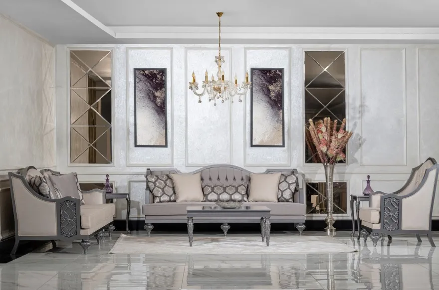 Casa Padrino Luxus Barock Wohnzimmer Sessel Beige / Grau - Handgefertigter Barockstil Sessel mit dekorativem Kissen - Luxus Wohnzimmer Möbel im Barockstil - Barock Möbel