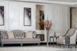 Casa Padrino Luxus Barock Wohnzimmer Sessel Beige / Grau - Handgefertigter Barockstil Sessel mit dekorativem Kissen - Luxus Wohnzimmer Möbel im Barockstil - Barock Möbel