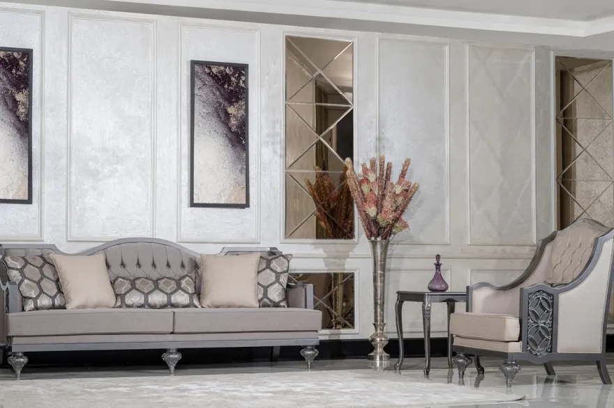 Casa Padrino Luxus Barock Wohnzimmer Sessel Beige / Grau - Handgefertigter Barockstil Sessel mit dekorativem Kissen - Luxus Wohnzimmer Möbel im Barockstil - Barock Möbel