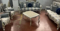 Casa Padrino Luxus Barock Wohnzimmer Set Grau / Mehrfarbig / Weiß / Gold - 2 Barock Sofas & 2 Barock Sessel & 1 Barock Couchtisch - Handgefertigte Barock Wohnzimmer Möbel - Edel & Prunkvoll