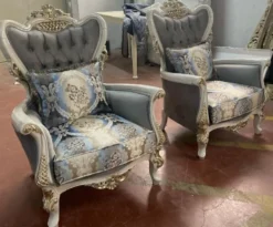 Casa Padrino Luxus Barock Wohnzimmer Set Grau / Mehrfarbig / Weiß / Gold - 2 Barock Sofas & 2 Barock Sessel & 1 Barock Couchtisch - Handgefertigte Barock Wohnzimmer Möbel - Edel & Prunkvoll
