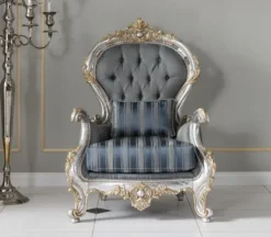 Casa Padrino Luxus Barock Wohnzimmer Sessel mit dekorativem Kissen Grau / Blau / Silber / Gold 82 x 75 x H. 122 cm - Edel & Prunkvoll