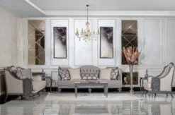 Casa Padrino Luxus Barock Wohnzimmer Sofa Beige / Grau - Handgefertigtes Barockstil Sofa mit dekorativen Kissen - Luxus Wohnzimmer Möbel im Barockstil - Barock Möbel