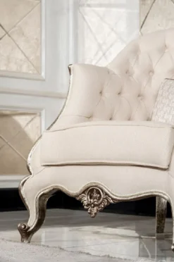 Casa Padrino Luxus Barock Wohnzimmer Sessel Creme / Silber / Antik Silber - Handgefertigter Barockstil Sessel mit dekorativem Kissen - Luxus Wohnzimmer Möbel im Barockstil - Barock Möbel