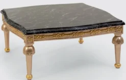 Casa Padrino Luxus Barock Wohnzimmer Set Grau / Silber / Gold - 2 Sofas & 2 Sessel & 1 Couchtisch - Handgefertigte Wohnzimmer Möbel im Barockstil - Edel & Prunkvoll