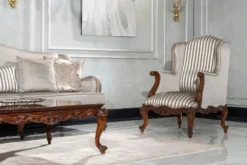 Casa Padrino Luxus Barock Wohnzimmer Sessel Silber / Braun - Handgefertigter Barockstil Sessel mit Streifen und dekorativem Kissen - Luxus Wohnzimmer Möbel im Barockstil - Barock Möbel