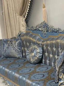 Casa Padrino Luxus Barock Wohnzimmer Set Blau / Gold - 2 Barock Sofas & 2 Barock Sessel & 1 Barock Couchtisch - Luxus Wohnzimmer Möbel im Barockstil - Barock Möbel - Edel & Prunkvoll