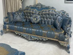 Casa Padrino Luxus Barock Wohnzimmer Set Blau / Gold - 2 Barock Sofas & 2 Barock Sessel & 1 Barock Couchtisch - Luxus Wohnzimmer Möbel im Barockstil - Barock Möbel - Edel & Prunkvoll