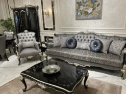 Casa Padrino Luxus Barock Wohnzimmer Sessel Silber / Schwarz / Silber - Handgefertigter Barockstil Sessel mit dekorativem Kissen - Barock Wohnzimmer Möbel