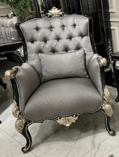 Casa Padrino Luxus Barock Wohnzimmer Sessel Silber / Schwarz / Silber - Handgefertigter Barockstil Sessel mit dekorativem Kissen - Barock Wohnzimmer Möbel