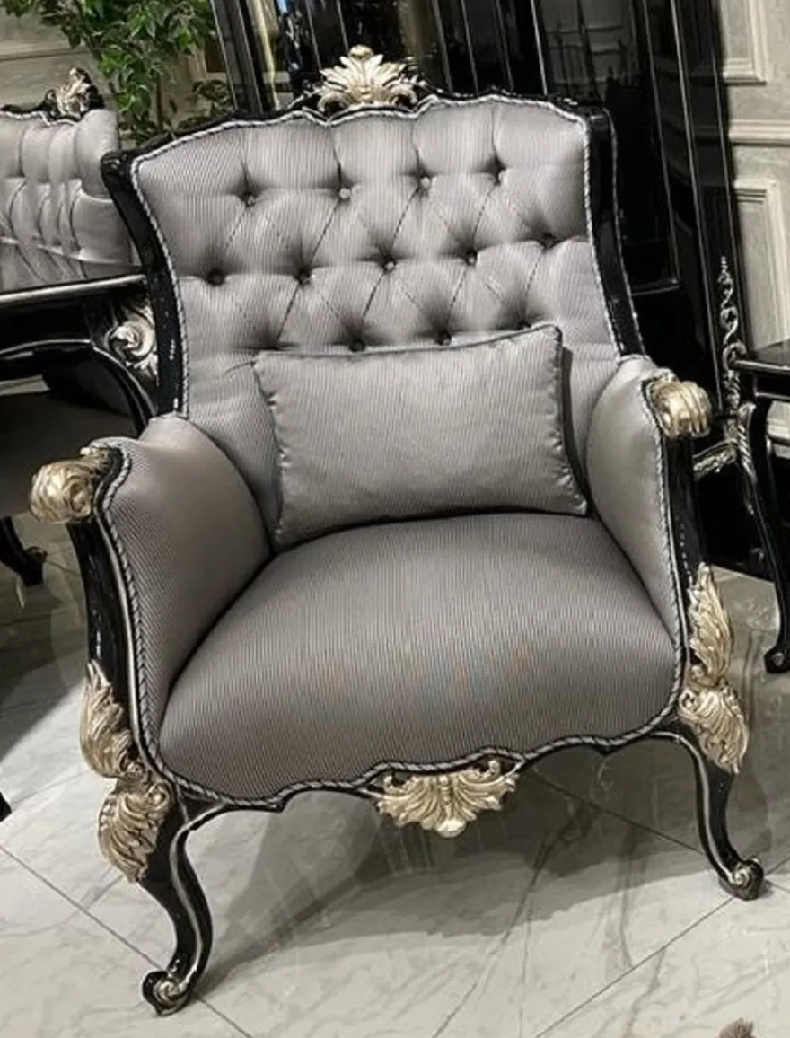 Casa Padrino Luxus Barock Wohnzimmer Sessel Silber / Schwarz / Silber - Handgefertigter Barockstil Sessel mit dekorativem Kissen - Barock Wohnzimmer Möbel