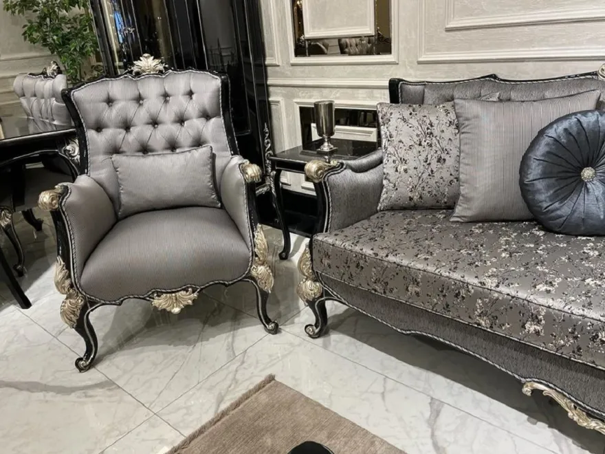 Casa Padrino Luxus Barock Wohnzimmer Sessel Silber / Schwarz / Silber - Handgefertigter Barockstil Sessel mit dekorativem Kissen - Barock Wohnzimmer Möbel