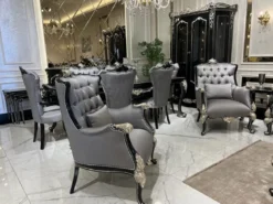 Casa Padrino Luxus Barock Wohnzimmer Sessel Silber / Schwarz / Silber - Handgefertigter Barockstil Sessel mit dekorativem Kissen - Barock Wohnzimmer Möbel