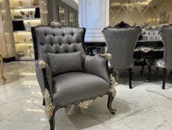 Casa Padrino Luxus Barock Wohnzimmer Sessel Silber / Schwarz / Silber - Handgefertigter Barockstil Sessel mit dekorativem Kissen - Barock Wohnzimmer Möbel