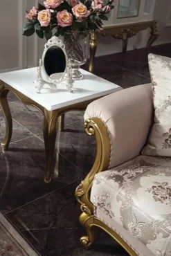Casa Padrino Luxus Barock Wohnzimmer Set Rosa / Weiß / Gold - 2 Sofas & 2 Sessel & 1 Couchtisch & 2 Beistelltische - Wohnzimmer Möbel im Barockstil - Edel & Prunkvoll