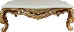 Casa Padrino Luxus Barock Wohnzimmer Set Weiß / Gold / Braun - 2 Sofas & 2 Sessel & 1 Couchtisch - Wohnzimmer Möbel im Barockstil - Edel & Prunkvoll