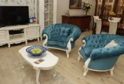 Casa Padrino Luxus Barock Wohnzimmer Sessel Blau / Weiß - Handgefertigter Barockstil Sessel - Prunkvolle Luxus Wohnzimmer Möbel im Barockstil - Barock Möbel - Edel & Prunkvoll