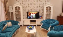 Casa Padrino Luxus Barock Wohnzimmer Sessel Blau / Weiß - Handgefertigter Barockstil Sessel - Prunkvolle Luxus Wohnzimmer Möbel im Barockstil - Barock Möbel - Edel & Prunkvoll