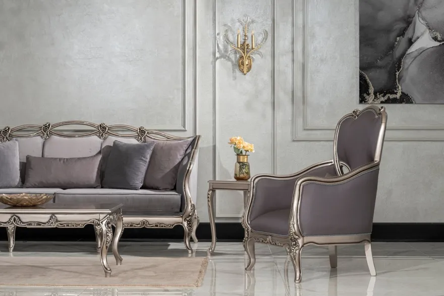 Casa Padrino Luxus Barock Wohnzimmer Sessel Grau / Silber - Handgefertigter Barockstil Sessel mit dekorativem Kissen - Luxus Wohnzimmer Möbel im Barockstil - Barock Möbel - Edel & Prunkvoll