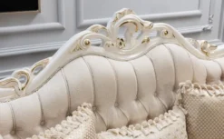 Casa Padrino Luxus Barock Wohnzimmer Set Weiß / Gold - 2 Barock Sofas & 2 Barock Sessel & 1 Barock Couchtisch - Luxus Wohnzimmer Möbel im Barockstil - Barock Möbel - Edel & Prunkvoll