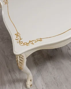 Casa Padrino Luxus Barock Wohnzimmer Set Weiß / Gold - 2 Barock Sofas & 2 Barock Sessel & 1 Barock Couchtisch - Luxus Wohnzimmer Möbel im Barockstil - Barock Möbel - Edel & Prunkvoll
