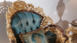 Casa Padrino Luxus Barock Wohnzimmer Set Blau / Weiß / Braun / Gold - 2 Sofas & 2 Sessel & 1 Couchtisch & 2 Beistelltische - Handgefertigte Wohnzimmer Möbel im Barockstil - Edel & Prunkvoll
