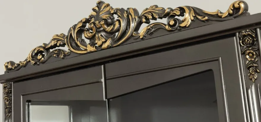 Casa Padrino Luxus Barock Wohnzimmer Vitrine Grau / Gold 130 x 55 x H. 210 cm - Prunkvoller Barock Vitrinenschrank mit 2 Glastüren - Edle Barock Möbel