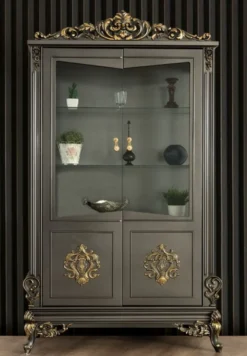 Casa Padrino Luxus Barock Wohnzimmer Vitrine Grau / Gold 130 x 55 x H. 210 cm - Prunkvoller Barock Vitrinenschrank mit 2 Glastüren - Edle Barock Möbel