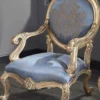 Casa Padrino Luxus Barock Wohnzimmer Set - 1 Chesterfield Sofa & 1 Couchtisch & 2 Salon Stühle & 1 Beistelltisch - Barock Wohnzimmermöbel