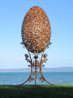 Casa Padrino Luxus Barock XXL Stahl Garten Skulptur Ei Rost / Silber 107 x 95 x H. 200 cm - Riesige XXL Garten Deko - Luxus Outdoor Deko - Luxus Garten Deko Accessoires