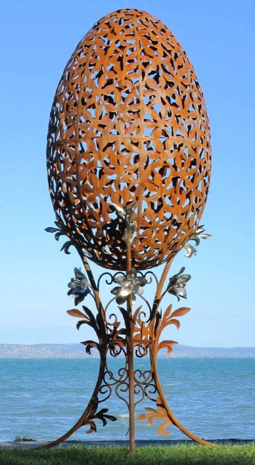 Casa Padrino Luxus Barock XXL Stahl Garten Skulptur Ei Rost / Silber 107 x 95 x H. 200 cm - Riesige XXL Garten Deko - Luxus Outdoor Deko - Luxus Garten Deko Accessoires