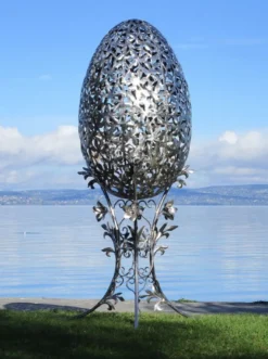 Casa Padrino Luxus Barock XXL Edelstahl Garten Skulptur Ei Silber 107 x 95 x H. 200 cm - Riesige XXL Garten Deko - Luxus Outdoor Deko - Luxus Garten Deko Accessoires