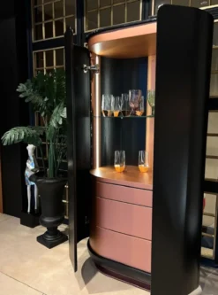 Casa Padrino Luxus Barschrank Schwarz / Kupfer 80 x 50 x H. 165 cm - Beleuchteter Massivholz Weinschrank mit 2 Türen - Wohnzimmer Möbel - Bar Möbel - Hotel Möbel - Luxus Kollektion