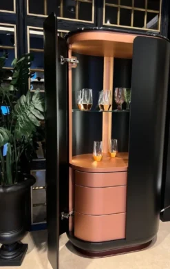 Casa Padrino Luxus Barschrank Schwarz / Kupfer 80 x 50 x H. 165 cm - Beleuchteter Massivholz Weinschrank mit 2 Türen - Wohnzimmer Möbel - Bar Möbel - Hotel Möbel - Luxus Kollektion