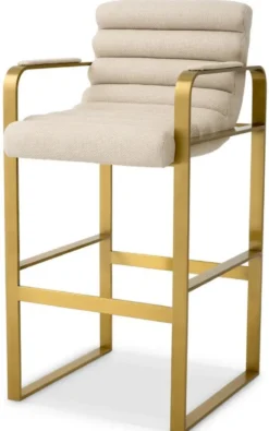 Casa Padrino Luxus Barstuhl mit Armlehnen Sandfarben / Messing 53,5 x 57,5 x H. 107 cm - Gepolsterter Edelstahl Barhocker - Bar Möbel - Luxus Möbel - Luxus Qualität