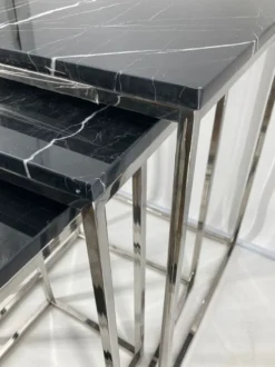 Casa Padrino Luxus Beistelltisch 3er Set Silber / Schwarz - Edelstahl Tische mit Marmorplatte - Wohnzimmer Möbel - Luxus Kollektion