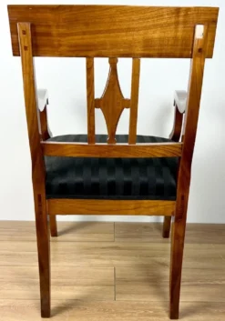Casa Padrino Luxus Biedermeier Esszimmer Stuhl mit Armlehnen und Streifen Braun / Schwarz 59 x H. 94 cm - Massivholz Küchen Stuhl - Massivholz Esszimmer Möbel - Biedermeier Esszimmer Möbel
