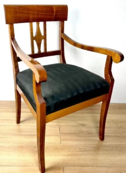 Casa Padrino Luxus Biedermeier Esszimmer Stuhl mit Armlehnen und Streifen Braun / Schwarz 59 x H. 94 cm - Massivholz Küchen Stuhl - Massivholz Esszimmer Möbel - Biedermeier Esszimmer Möbel