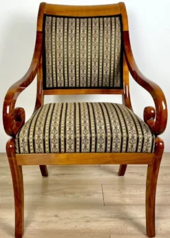Casa Padrino Luxus Biedermeier Esszimmer Stuhl mit Armlehnen und Streifen Braun / Beige / Schwarz 60 x H. 95 cm - Massivholz Küchen Stuhl - Massivholz Esszimmer Möbel - Biedermeier Esszimmer Möbel