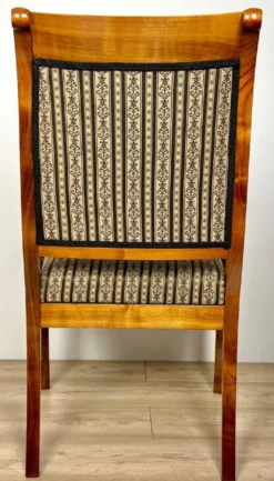 Casa Padrino Luxus Biedermeier Esszimmer Stuhl mit Armlehnen und Streifen Braun / Beige / Schwarz 60 x H. 95 cm - Massivholz Küchen Stuhl - Massivholz Esszimmer Möbel - Biedermeier Esszimmer Möbel