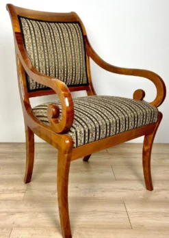 Casa Padrino Luxus Biedermeier Esszimmer Stuhl mit Armlehnen und Streifen Braun / Beige / Schwarz 60 x H. 95 cm - Massivholz Küchen Stuhl - Massivholz Esszimmer Möbel - Biedermeier Esszimmer Möbel