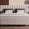 Casa Padrino Luxus Boxspringbett mit Wandkopfteil in Streifenoptik und Leseleuchten Beige 160 x 200 cm - Luxus Schlafzimmer Möbel