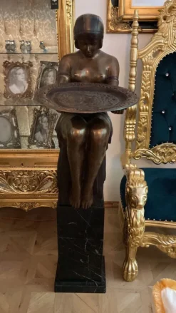 Casa Padrino Luxus Bronze Deko Skulptur Frau mit Teller Bronzefarben / Schwarz 43 x 63 x H. 145 cm - Deko Figur mit Marmorsockel - Wohnzimmer Deko - Büro Deko - Luxus Kollektion