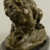 Casa Padrino Luxus Bronze Deko Skulptur Löwe und Schlange Bronze / Schwarz 30 x 19 x H. 24 cm - Bronze Deko Figur - Schreibtisch Deko - Deko Accessoires - Luxus Accessoires
