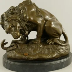 Casa Padrino Luxus Bronze Deko Skulptur Löwe und Schlange Bronze / Schwarz 30 x 19 x H. 24 cm - Bronze Deko Figur - Schreibtisch Deko - Deko Accessoires - Luxus Accessoires