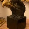 Casa Padrino Luxus Bronze Deko Skulptur Adlerkopf Schwarz / Gold 10 x 17 x H. 22 cm - Bronze Figur mit Marmorsockel - Wohnzimmer Deko - Schreibtisch Deko - Deko Accessoires
