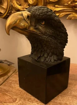 Casa Padrino Luxus Bronze Deko Skulptur Adlerkopf Schwarz / Gold 10 x 17 x H. 22 cm - Bronze Figur mit Marmorsockel - Wohnzimmer Deko - Schreibtisch Deko - Deko Accessoires