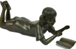 Casa Padrino Luxus Bronzefigur liegendes Mädchen liest Bronze 22 x 60 x H. 27 cm - Bronze Skulptur - Dekofigur - Deko Accessoires